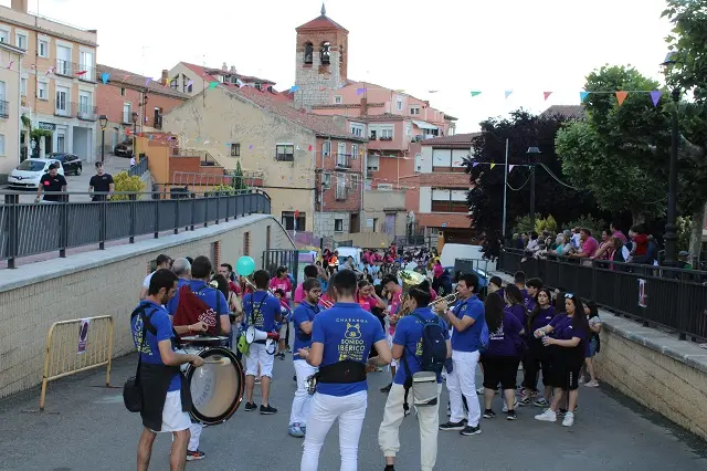 Desfile de pe&ntilde;as y charanga por las calles de Zarat&aacute;n | Valladolid Plural