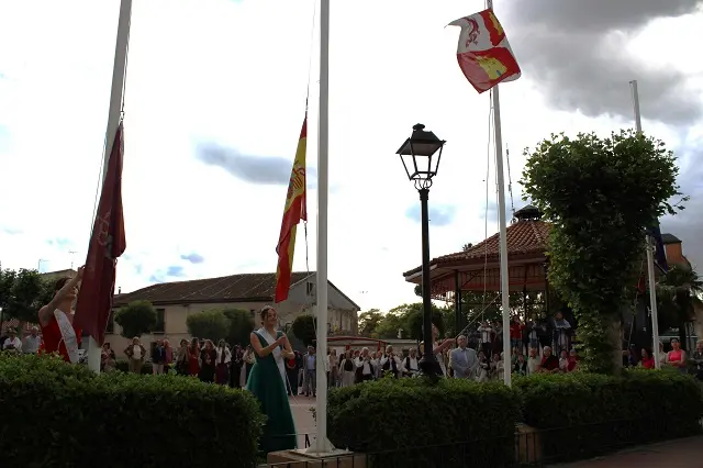 Izado de banderas en las Fiestas de San Antonio de Mojados | Valladolid Plural
