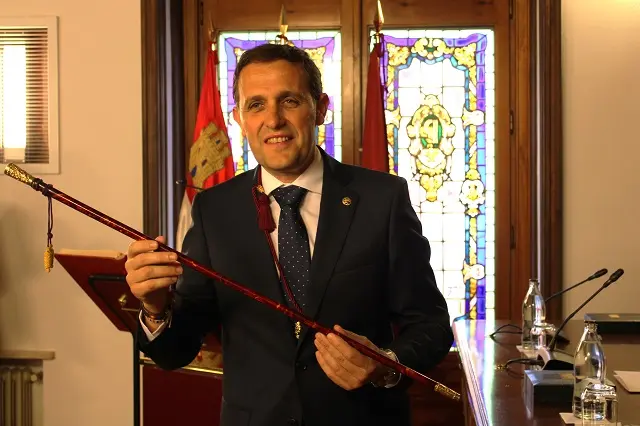 Conrado &Iacute;scar, con el bast&oacute;n de mando de la Diputaci&oacute;n de Valladolid | Valladolid Plural