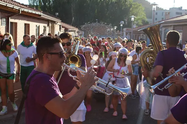 Desfile de pe&ntilde;as previo al preg&oacute;n de La Cist&eacute;rniga | Valladolid Plural