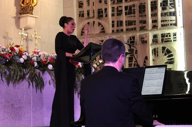 Montserrat Mart&iacute; Caball&eacute;, acompa&ntilde;ada del pianista V&iacute;ctor Carbajo en Mayorga | Valladolid Plural