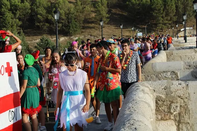 Desfile de pe&ntilde;as por el puente de Cabez&oacute;n de Pisuerga | Valladolid Plural
