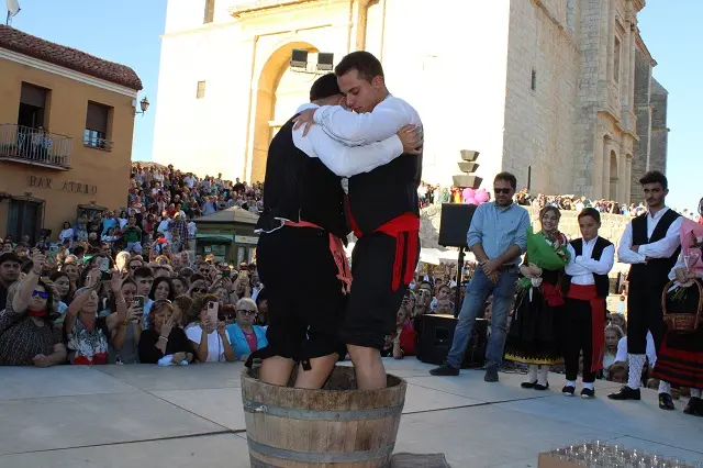 Tradicional pisado de uva en la Fiesta de la Vendimia de Cigales 2023 | Valladolid Plural