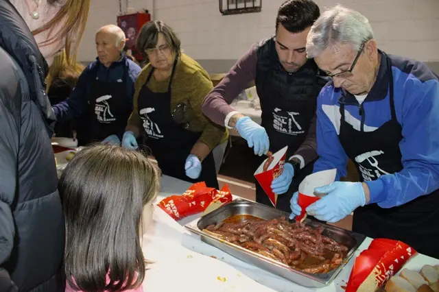 Reparto de salchichas en la tradicional degustaci&oacute;n de Zarat&aacute;n | Valladolid Plural