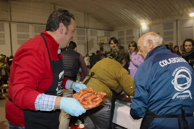 Degustaci&oacute;n popular de salchichas de Zarat&aacute;n en el Pabell&oacute;n municipal | Valladolid Plural