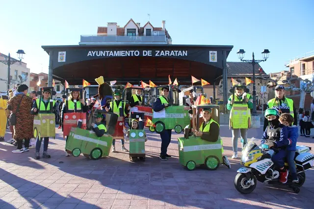 Disfraz grupal de tractorada en Zarat&aacute;n | Valladolid Plural