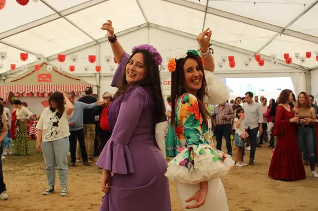 Dos j&oacute;venes disfrutan de la romer&iacute;a flamenca de Fresno el Viejo | Valladolid Plural