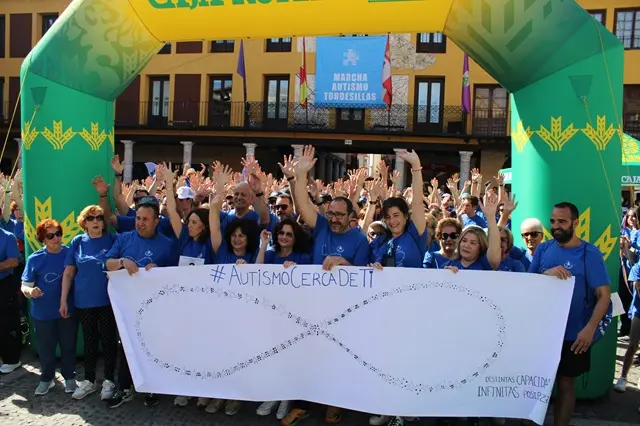 Salida de la Marcha Solidaria por el Autismo | Valladolid Plural