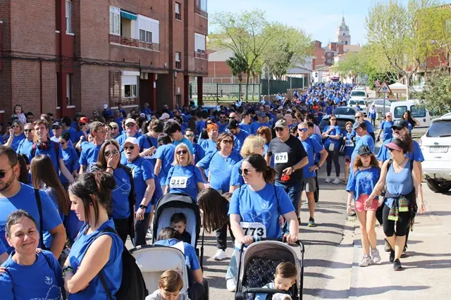 La marea azul por el autismo recorre Tordesillas | Valladolid Plural
