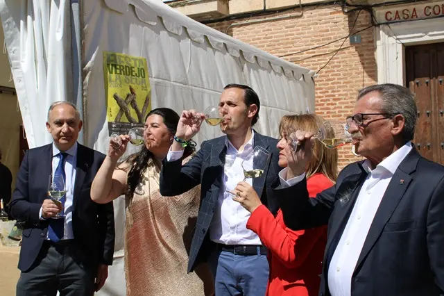 Las autoridades y el pregonero prueban el verdejo de La Seca | Valladolid Plural