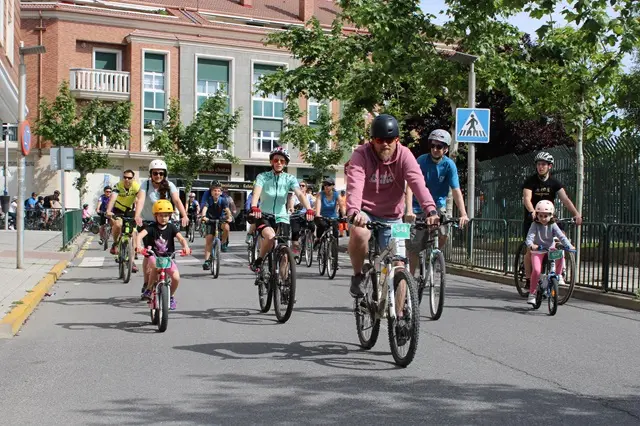 Ni&ntilde;os y mayores participan en el D&iacute;a de La Bici en La Cist&eacute;rniga | Valladolid Plural