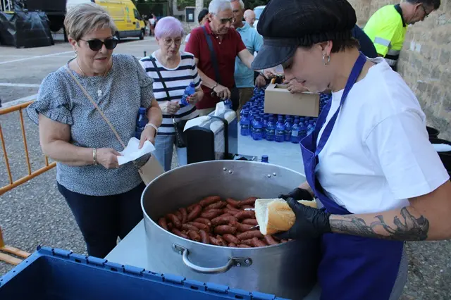 Reparto de bocadillos de chorizo a la sidra en Agosto Divertido de Fuensalda&ntilde;a | Valladolid Plural