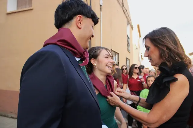 La alcaldesa de Fuensalda&ntilde;a coloca el pa&ntilde;uelo al Rey y Reina de las Fiestas | Valladolid Plural