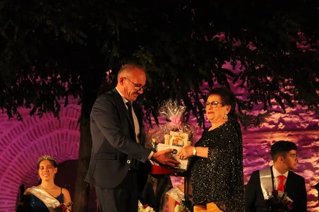 Adolfo L&oacute;pez otorga un obsequio a la pregonera de las Fiestas de Mojados 2024 | Valladolid Plural