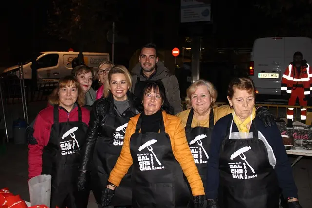 El alcalde y vecinas de Zarat&aacute;n repartieron este domingo 250 kilos de salchichas | Valladolid Plural