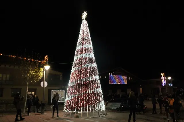El enorme Árbol de la Navidad preside Fuensaldaña | Valladolid Plural