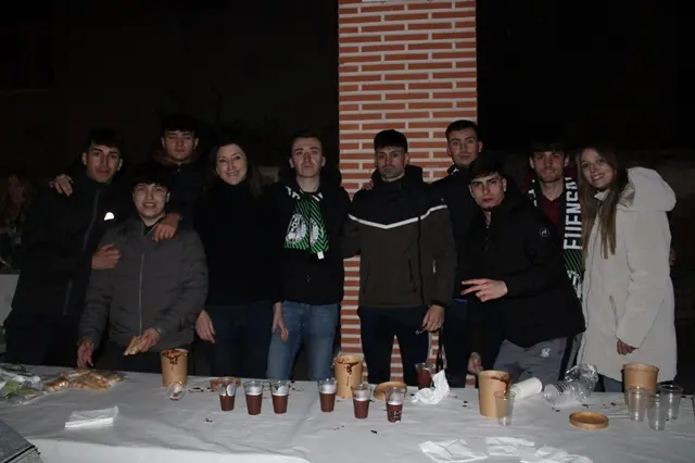 La alcaldesa Pilar Peña junto a los miembros del FS Fuensaldaña en la chocolatada | Valladolid Plural