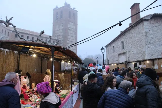Ambiente en el Mercadillo Navide&ntilde;o en la Plaza Santa Mar&iacute;a de Mojados | Valladolid Plural