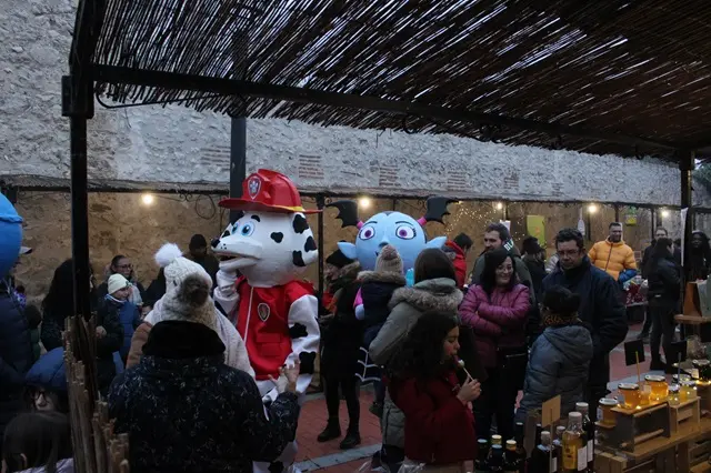 Conocidos cabezudos inauguraron el Mercado Navide&ntilde;o de Mojados | Valladolid Plural