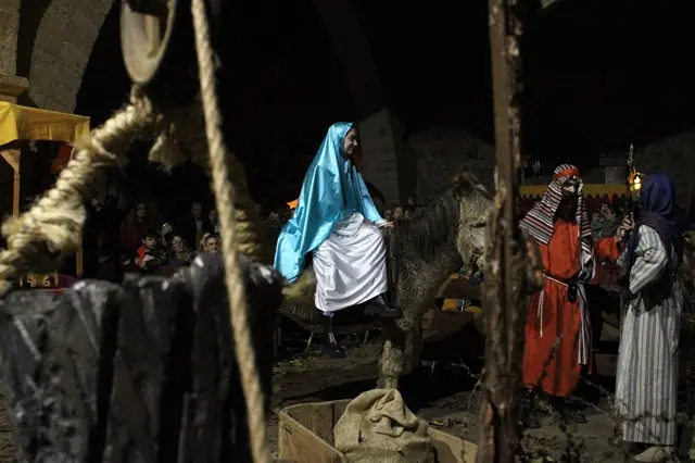 Jes&uacute;s y Mar&iacute;a a lomos de un burro en el Bel&eacute;n Viviente de Tordehumos | Valladolid Plural