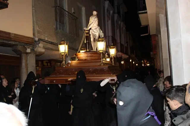 Paso de la procesi&oacute;n del Mandato por la calle Mayor de Rioseco | Valladolid Plural