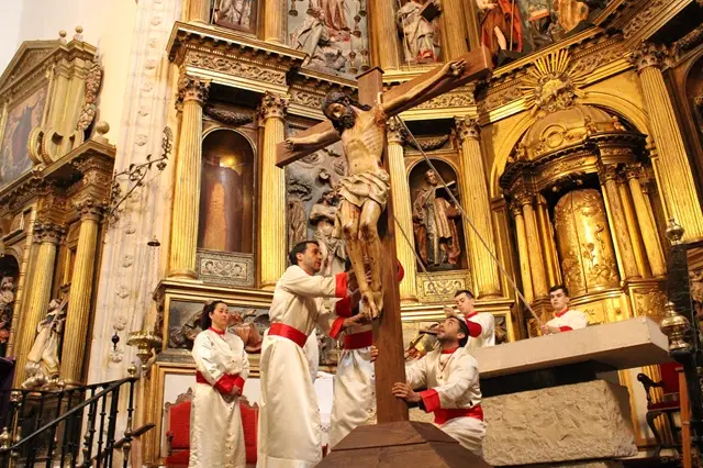 Crucifixi&oacute;n de Cristo en la Iglesia de los Santos Juanes en Nava del Rey | Valladolid Plural