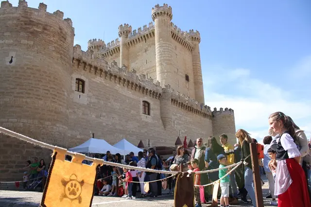 Mercado medieval junto al Castillo de Fuensalda&ntilde;a | Valladolid Plural