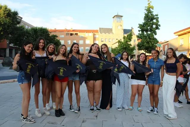 Un grupo de chicas junto a la Quinta de Honor en la recogida del pañuelo de Fiestas | Valladolid Plural