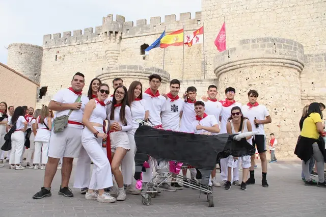 Una peña de jóvenes de Portillo posa delante del Castillo | Valladolid Plural