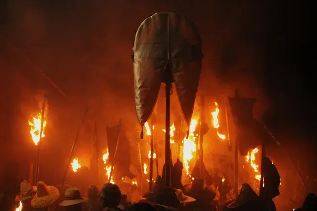 Un estandarte conocido como El Vítor preside la singular Fiesta del fuego de Mayorga | Valladolid Plural