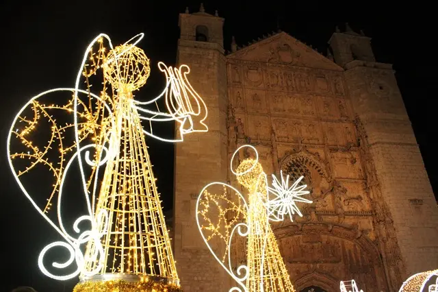 Ángeles de Navidad junto a la Iglesia de San Pablo | Valladolid Plural