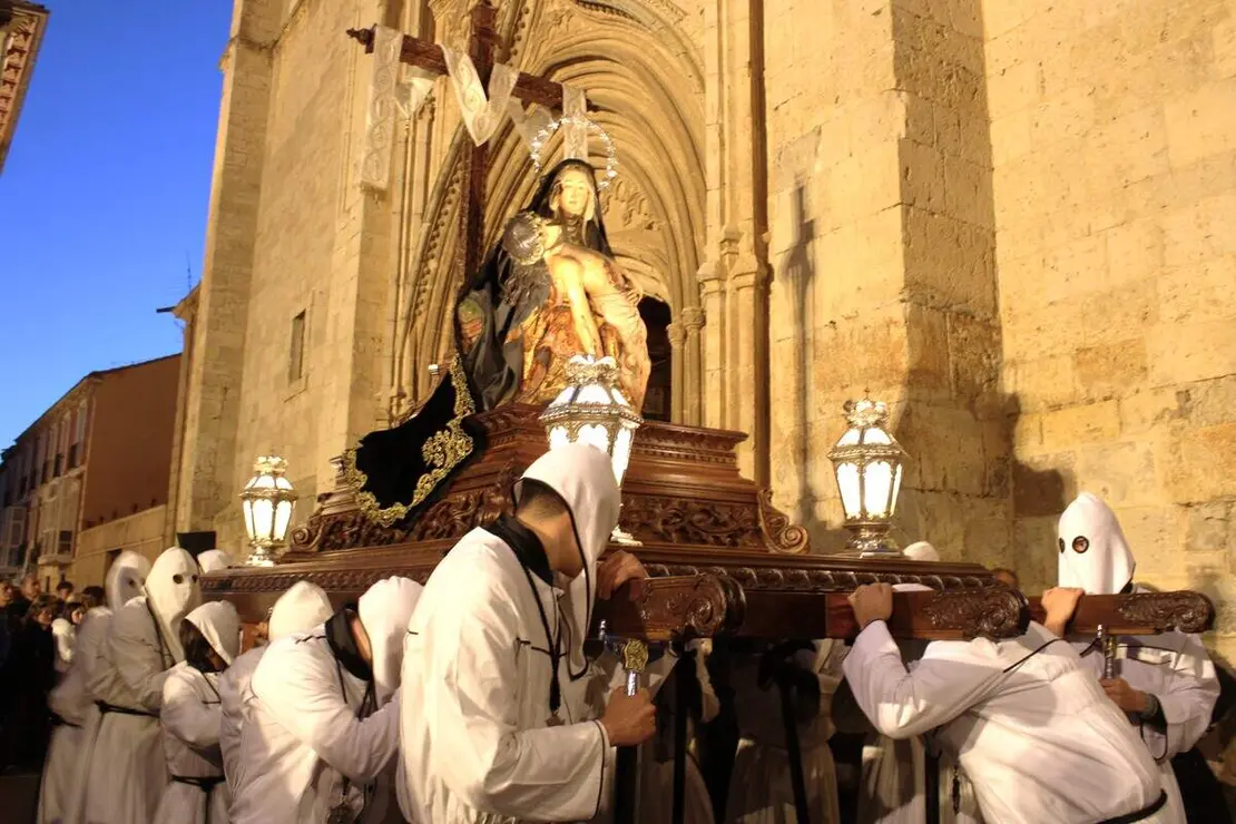 Salida de los Pasos Grandes y procesion del Viernes Santo Semana Santa Medina de Rioseco 2026 (9)