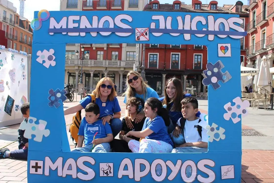 Celebracion acto Dia Mundial del Autismo Plaza Mayor Valladolid 2026 (3)