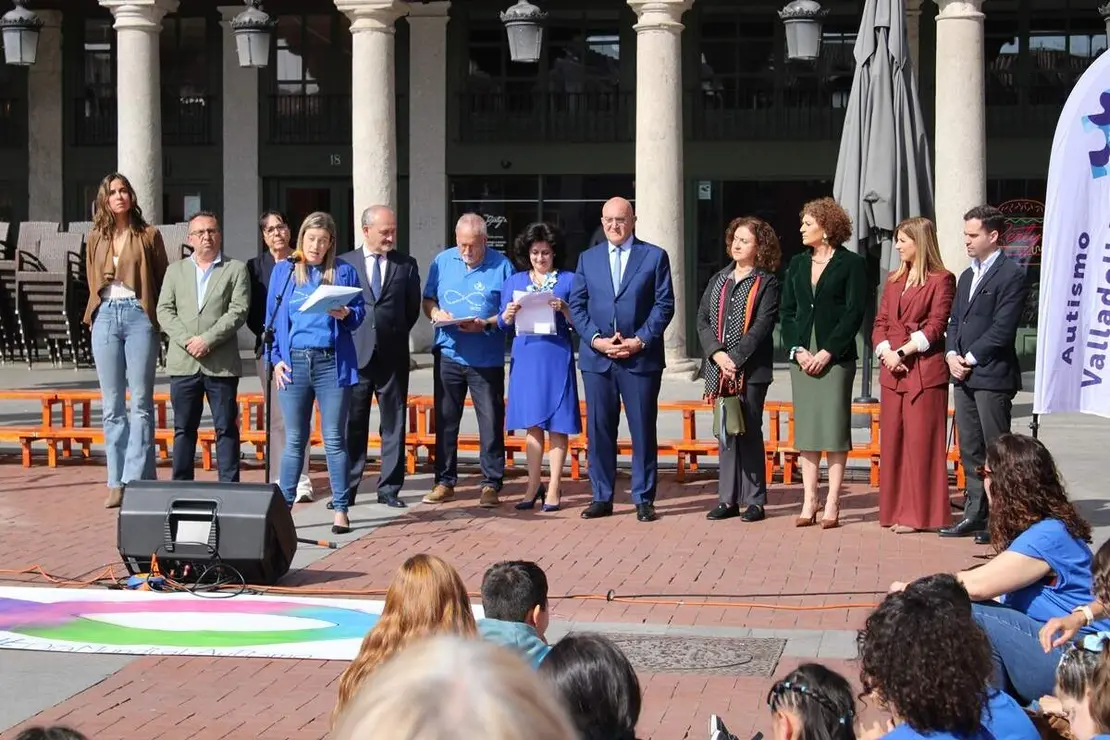 Celebracion acto Dia Mundial del Autismo Plaza Mayor Valladolid 2026 (4)