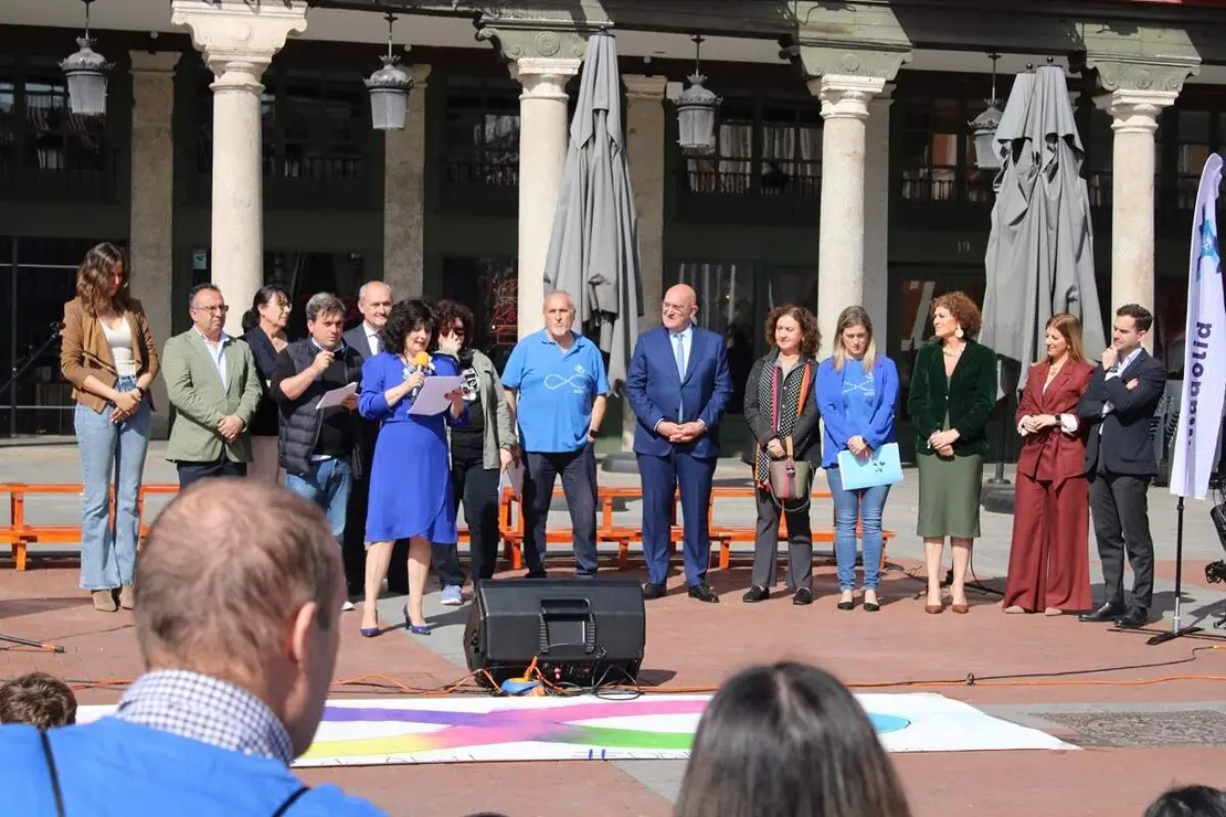Celebracion acto Dia Mundial del Autismo Plaza Mayor Valladolid 2026 (7)