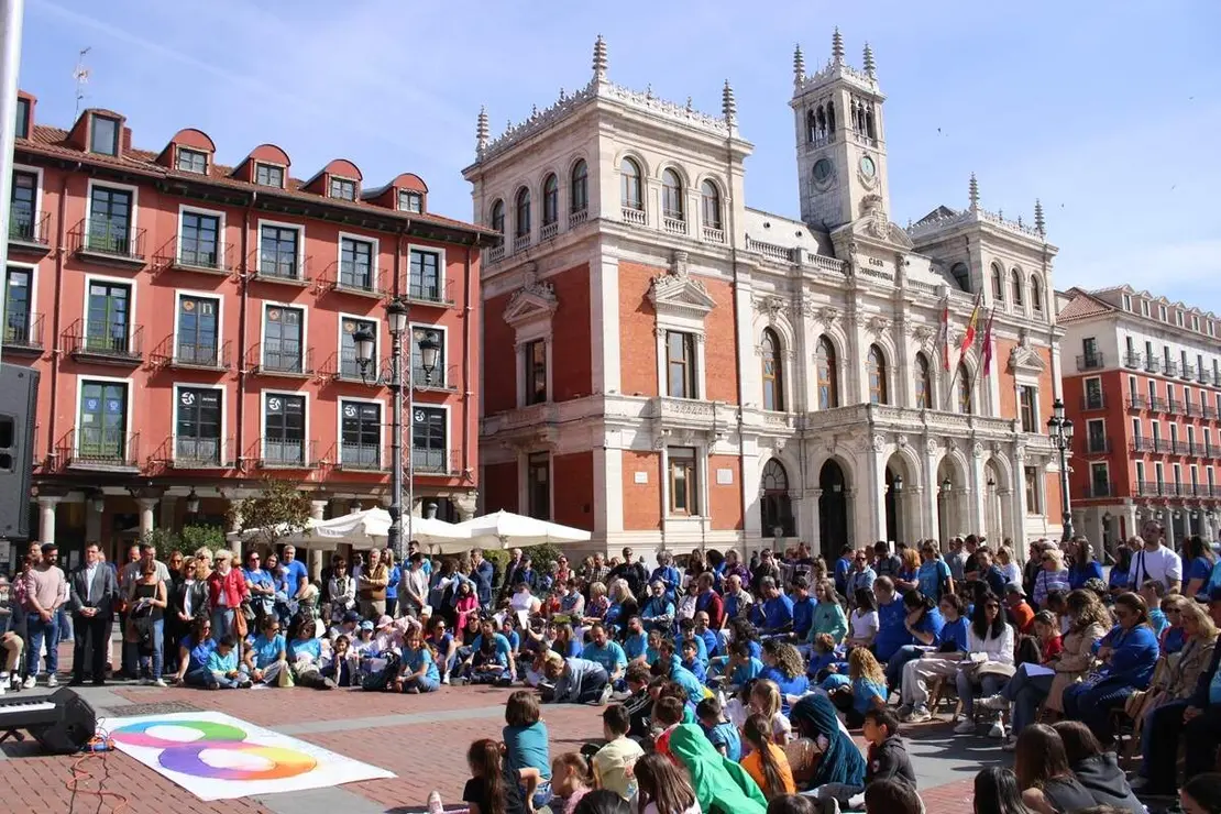 Celebracion acto Dia Mundial del Autismo Plaza Mayor Valladolid 2026 (9)