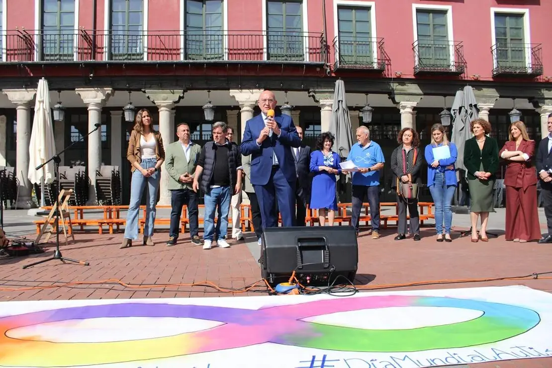 Celebracion acto Dia Mundial del Autismo Plaza Mayor Valladolid 2026 (10)