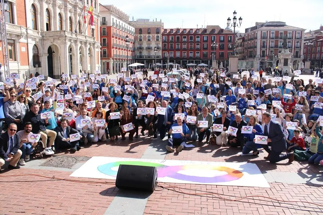 Celebracion acto Dia Mundial del Autismo Plaza Mayor Valladolid 2026 (11)