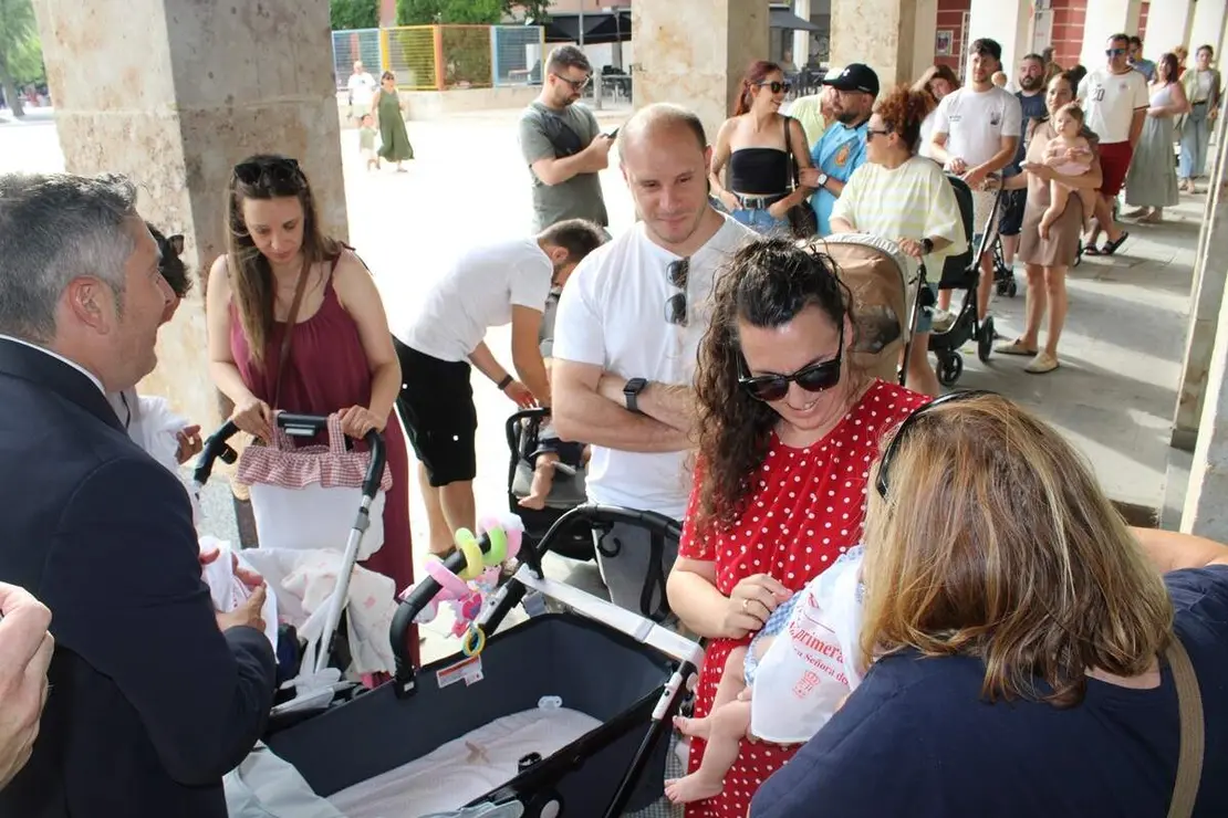 Entrega del panuelo y proclamacion de Quintos y Quintas Fiestas de La Cisterniga 2026 (2)