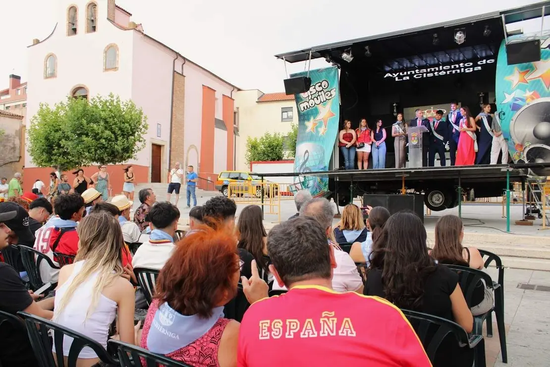 Entrega del panuelo y proclamacion de Quintos y Quintas Fiestas de La Cisterniga 2026 (15)