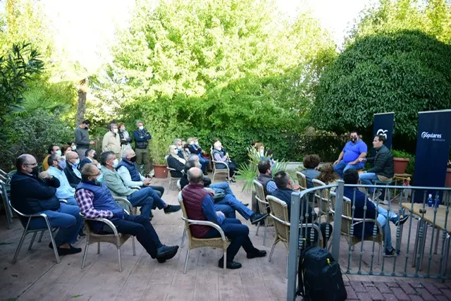 El presidente del Partido Popular de Valladolid durante un encuentro con vecinos de Boecillo | Fuente: PP Valladolid