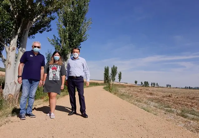Noelia Mato del Olmo, alcaldesa de Olmos de Esgueva, Francisco Ferreira, portavoz del Grupo Provincial Socialista, y el viceportavoz, Pedro Pablo Santamar&iacute;a 