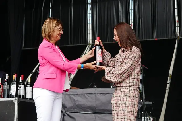 Macarena G&oacute;mez recibe la botella m&aacute;s especial de Ribera del Duero | Fuente: D.O. Ribera del Duero