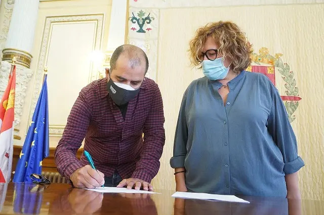 Firma del convenio entre la concejala de Innovaci&oacute;n, Charo Ch&aacute;vez, y el delegado de CCOO Valladolid, Ra&uacute;l Garc&iacute;a | Fuente: Ayuntamiento de Valladolid
