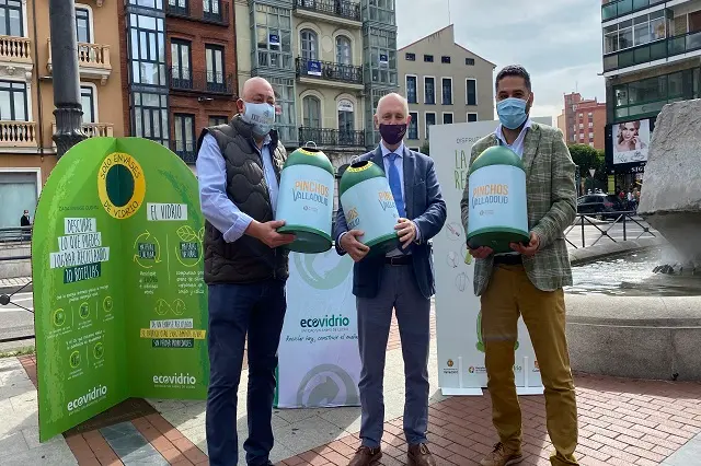 El concejal de Salud P&uacute;blica y Seguridad Ciudadana, Alberto Palomino, junto al gerente de Ecovidrio en Castilla y Le&oacute;n, Jos&eacute; Carlos Agustina, y el presidente de la Asociaci&oacute;n Provincial de Hosteler&iacute;a, Jaime Fern&aacute;ndez