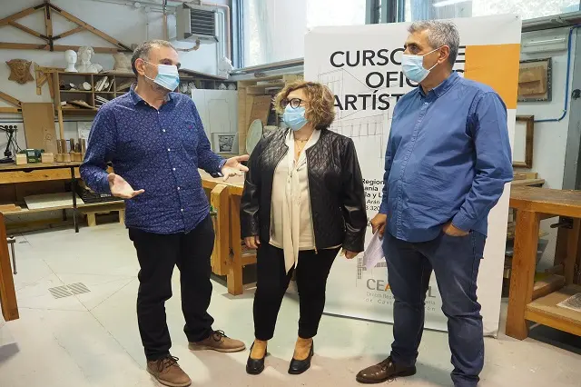 La concejala de Innovaci&oacute;n, Charo Ch&aacute;vez, el presidente de la Federaci&oacute;n de Organizaciones Artesanas de Castilla y Le&oacute;n, Miguel &Aacute;ngel Tapia, y el director del Centro de Artesan&iacute;a de Castilla y Le&oacute;n, F&eacute;lix Sanz | Fuente: Ayuntamiento de Valladolid