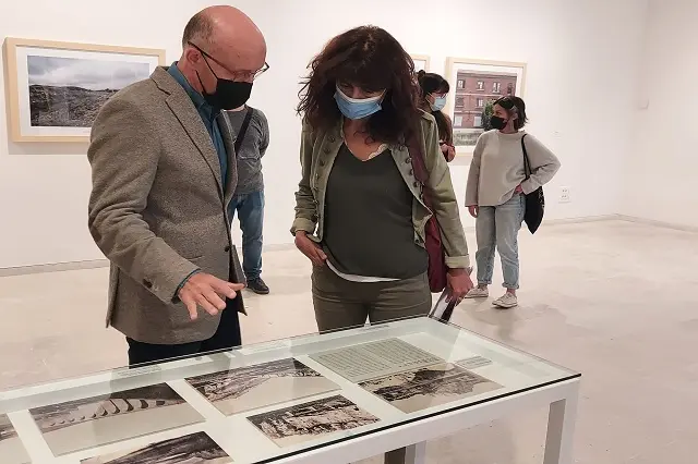 La concejala de cultura, Ana Redondo, junto al autor de la muestra, Ricardo Gonz&aacute;lez | Fuente: Ayuntamiento de Valladolid