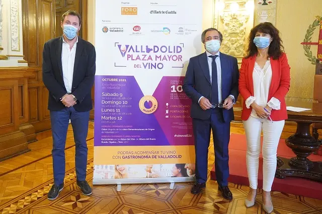 El alcalde de Valladolid, &Oacute;scar Puente, la concejala de Turismo, Ana Redondo, y el director de Foro de Debate en Castilla y Le&oacute;n, Manuel Salgado | Fuente: Ayuntamiento de Valladolid