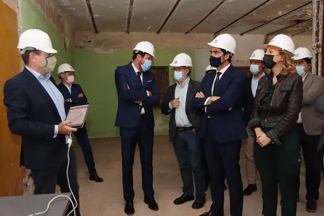 El alcalde y el consejero de Fomento visitan las obras del edificio de Puente Colgante | Fuente: Ayuntamiento de Valladolid