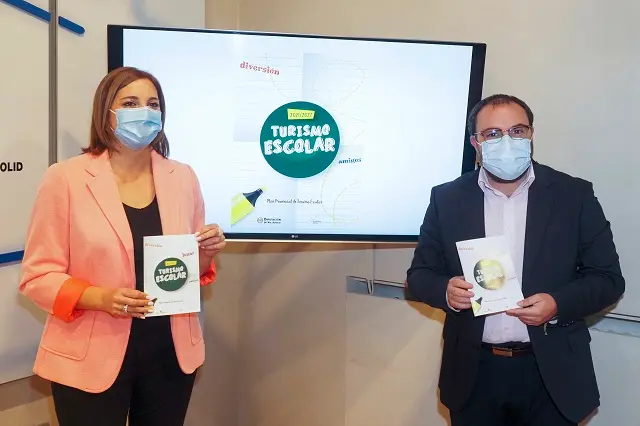 La diputada Inmaculada Toledano y el responsable de las actividades de los centros tur&iacute;sticos, Rub&eacute;n Gonz&aacute;lez, presentan el Plan de Turismo Escolar 2021-2022 | Fuente: Diputaci&oacute;n de Valladolid